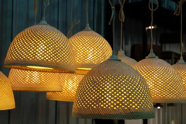 Lâmpada de bambu tecida com luz acesa Imagens Royalty-Free
