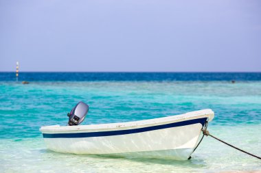 Küçük beyaz balıkçı teknesi denizde aittir