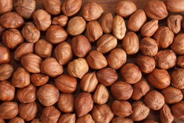 Bir ahşap tahta üzerinde fındık