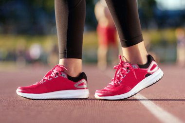 Koşu bandı arka plan üzerinde kırmızı ayakkabılar