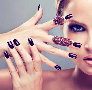 Bordo manikür ve moda yüzük modeli