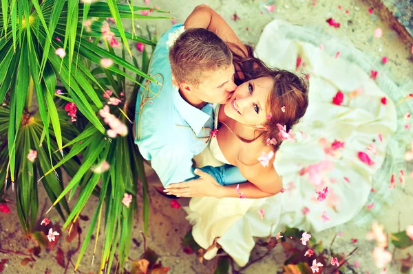 Hochzeitspaar am Strand — Stockfoto