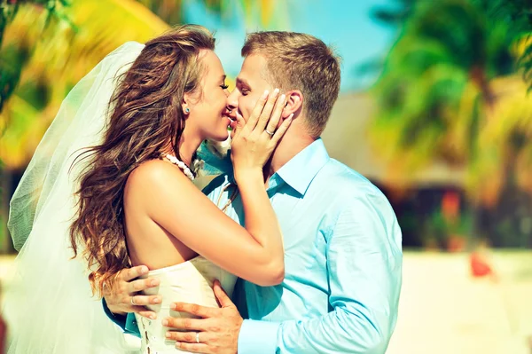 Beijar recém-casados na praia — Fotografia de Stock