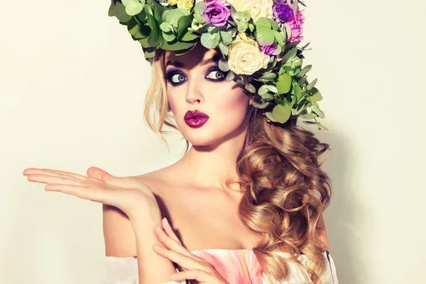 Kobieta z kwiatów wieniec na głowę — Zdjęcie stockowe