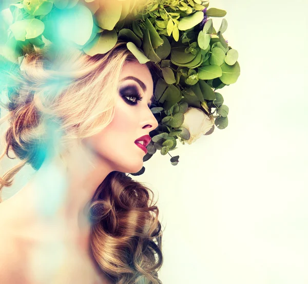 Femme avec une couronne de fleurs sur la tête — Photo