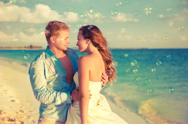 Deniz kıyısı üzerinde mutlu yeni evliler