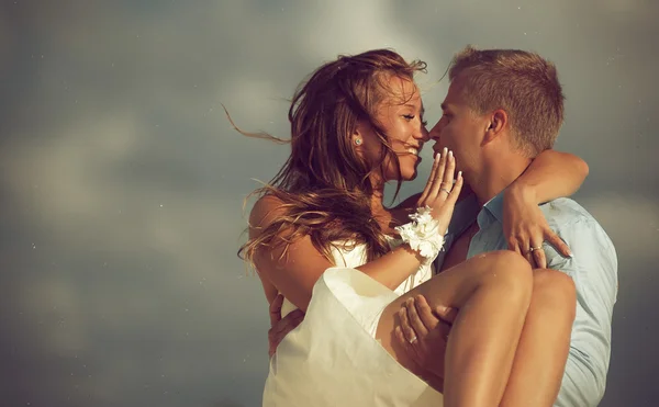 Sposi felici in riva al mare — Foto Stock