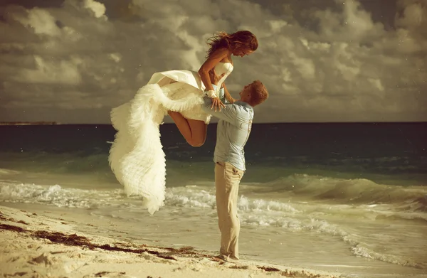 Felizes recém-casados à beira-mar — Fotografia de Stock