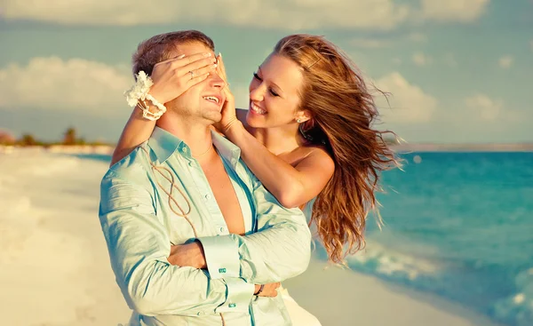 Felices recién casados en la orilla del mar —  Fotos de Stock