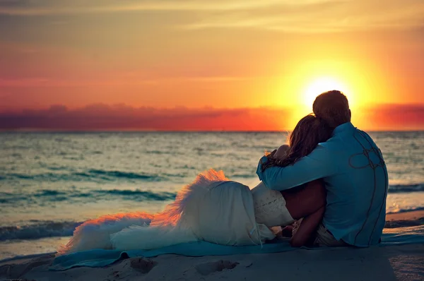 Romántico recién casados en la playa — Foto de Stock