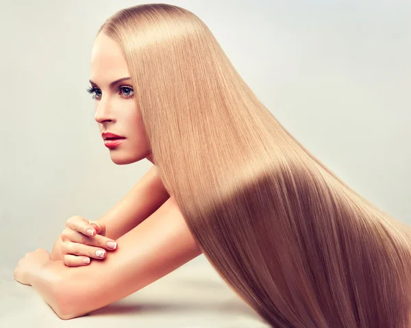 Женщина со здоровыми длинными светлыми волосами — стоковое фото