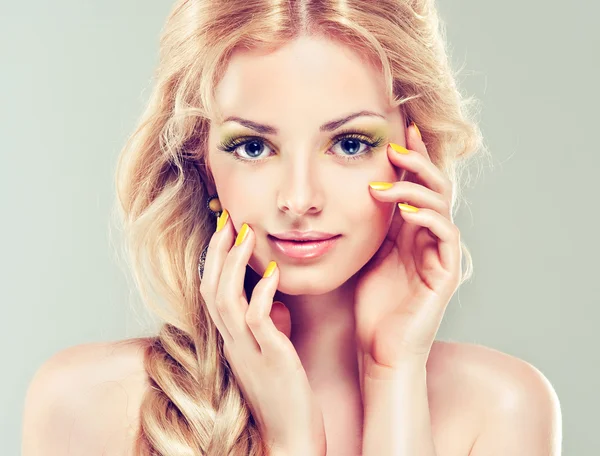 Vrouw met gele make-up — Stockfoto