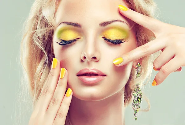 Frau mit gelbem Make-up — Stockfoto