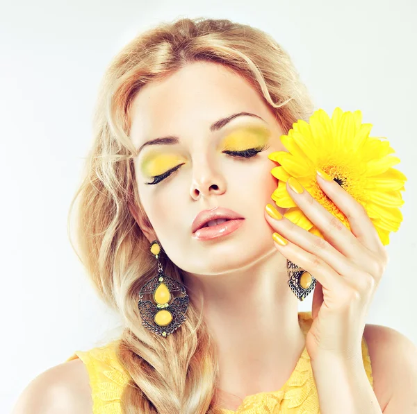 Mujer con maquillaje amarillo — Foto de Stock