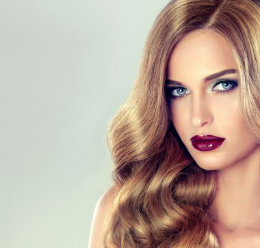 sağlıklı uzun sarı saçlı kadın