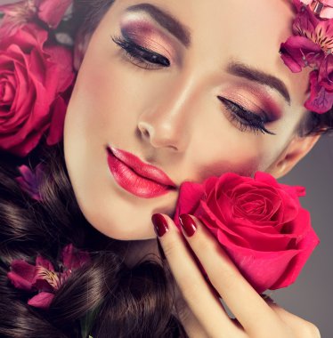 Saçında çiçekler olan kadın.