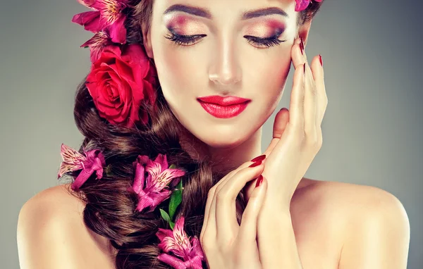 Woman with flowers in hair — Stock Photo, Image