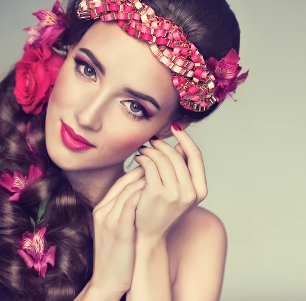 Mujer con flores en el pelo — Foto de Stock