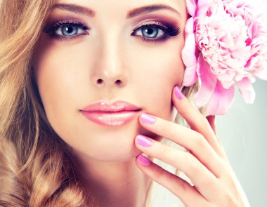 güzel kadın modeli ile mükemmel manikür