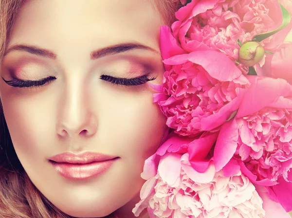 Beautiful Woman with flowers — Stock Photo, Image