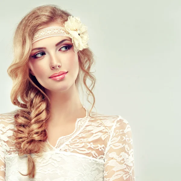 Femme blonde avec coiffure florale — Photo