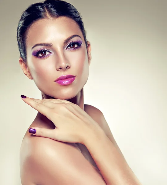 Modelo femenino hermoso con manicura perfecta — Foto de Stock