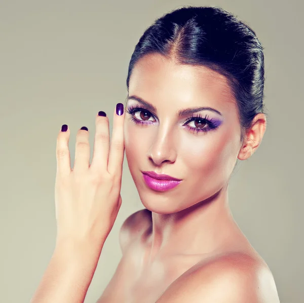 Bellissimo modello femminile con manicure perfetta — Foto Stock