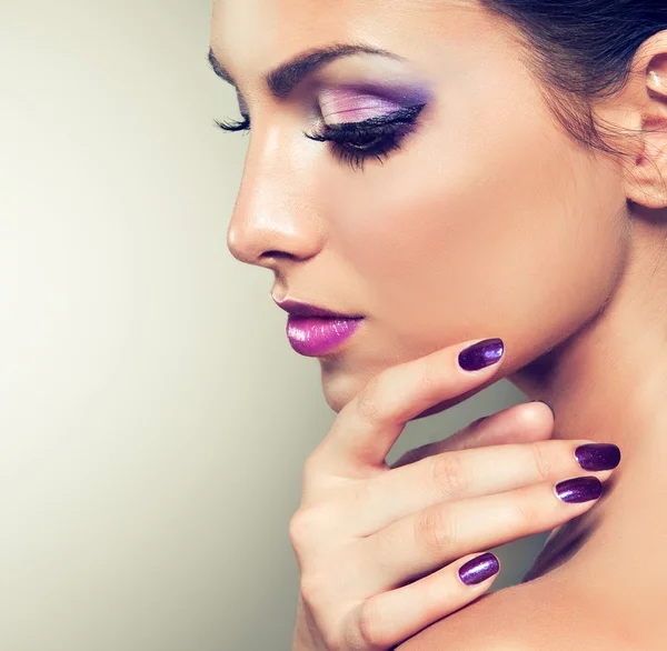 Modelo femenino hermoso con manicura perfecta — Foto de Stock