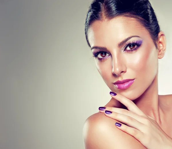 Prachtige vrouwelijke model met perfecte manicure — Stockfoto