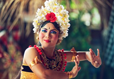 Bali dili kostüm kimliği belirsiz bir kadın dansçı 