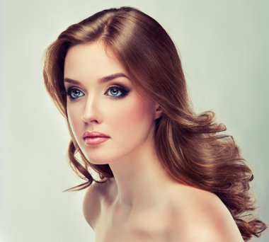 sağlıklı uzun sarı saçlı kadın