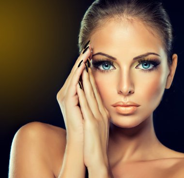Altın Makyajlı kadın modeli