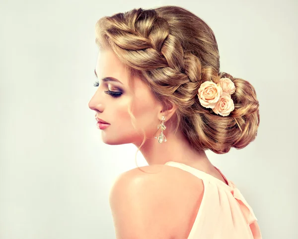 Mujer rubia con trenza de moda —  Fotos de Stock