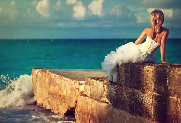 Mujer vestida con vestido blanco —  Fotos de Stock