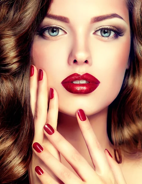 Modelo feminino com maquiagem de moda e manicure — Fotografia de Stock