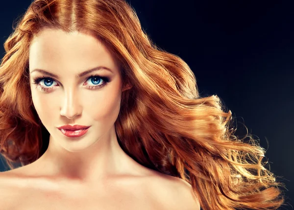 Redhead woman with healthy hair — Stock Photo, Image