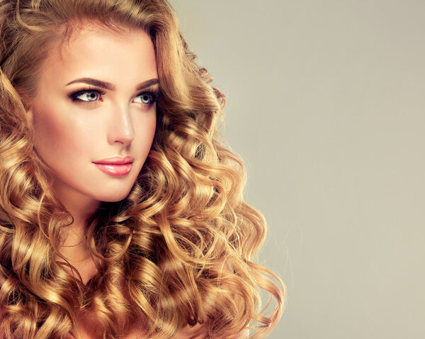 девушка с длинными вьющимися волосами