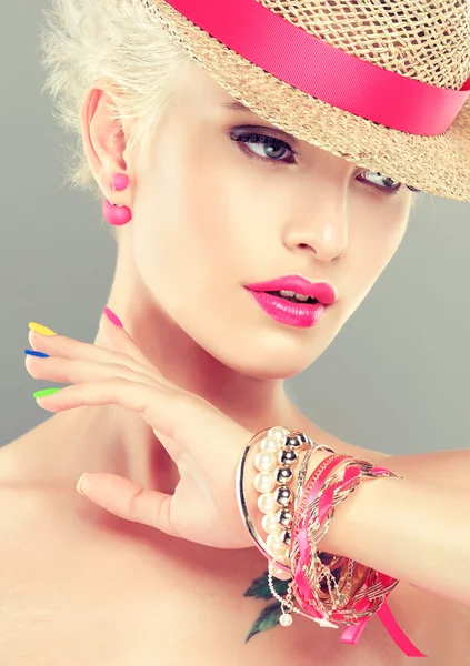 Meisje met kleurrijke manicure — Stockfoto