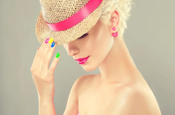 Flicka med färgglada manikyr — Stockfoto