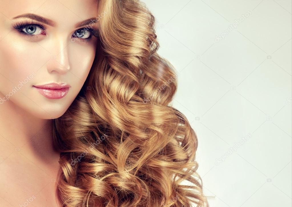 Cabelo Longo Bonito Cabelo Modelo De with Blonde Curly Da Mulher Foto de  Stock - Imagem de cabeleireiro, beleza: 85704568