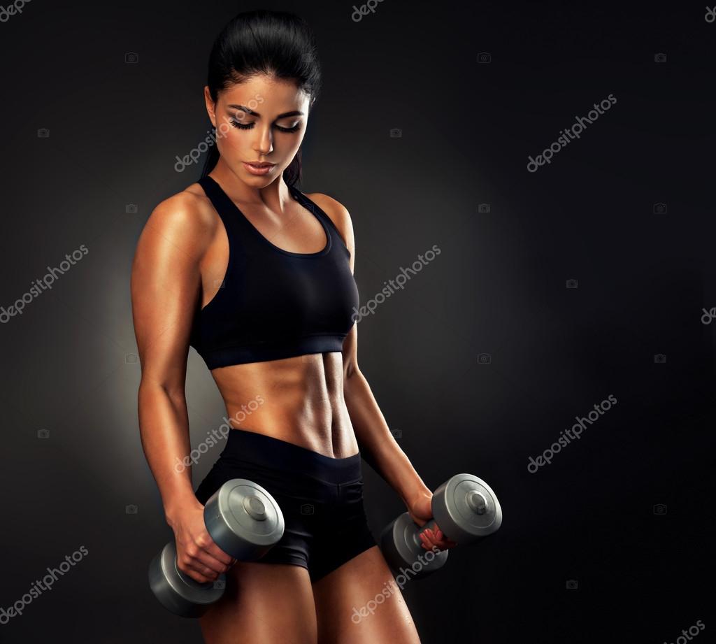 Mujer deportiva Fitness mostrando su cuerpo bien entrenados