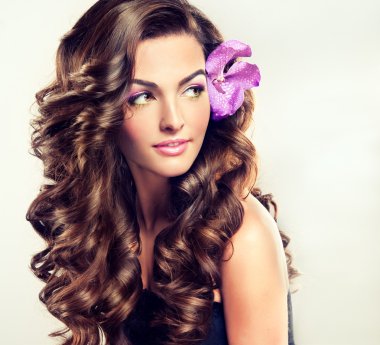 uzun kıvırcık saçlı güzel kadın