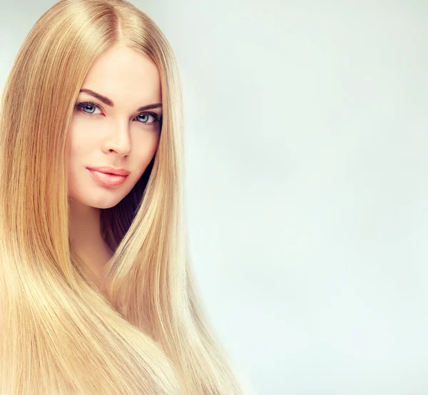 Schöne blonde Frau — Stockfoto