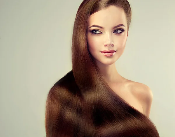 Flicka med långa raka släta håret — Stockfoto
