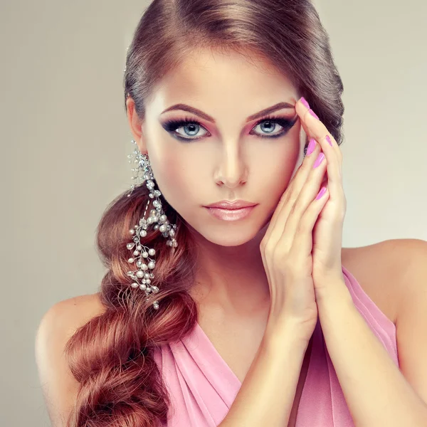Hermosa modelo femenina con maquillaje de moda — Foto de Stock
