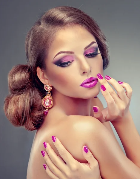 Bella donna modello con viola make-up — Foto Stock