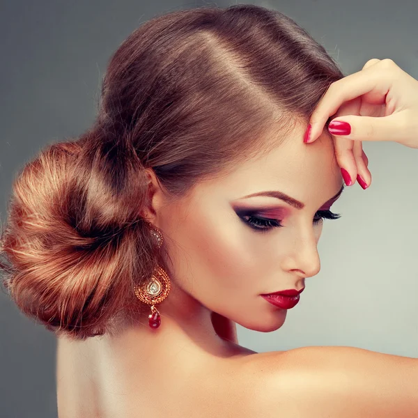 Femeie frumoasă model cu buze roșii — Fotografie, imagine de stoc