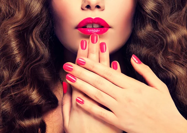 Hermosa mujer modelo con labios rojos — Foto de Stock