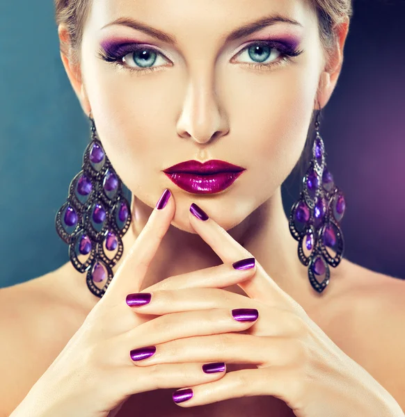 Menina bonita com unhas de manicure roxo — Fotografia de Stock