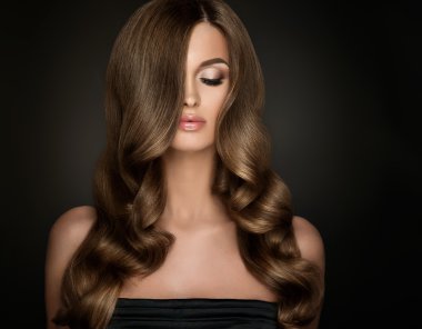 uzun pürüzsüz saçlı esmer kız .